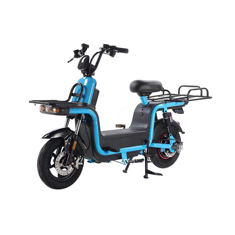 Como a distribuição de peso e o centro de gravidade desta motocicleta elétrica se comparam às motocicletas ICE equivalentes?