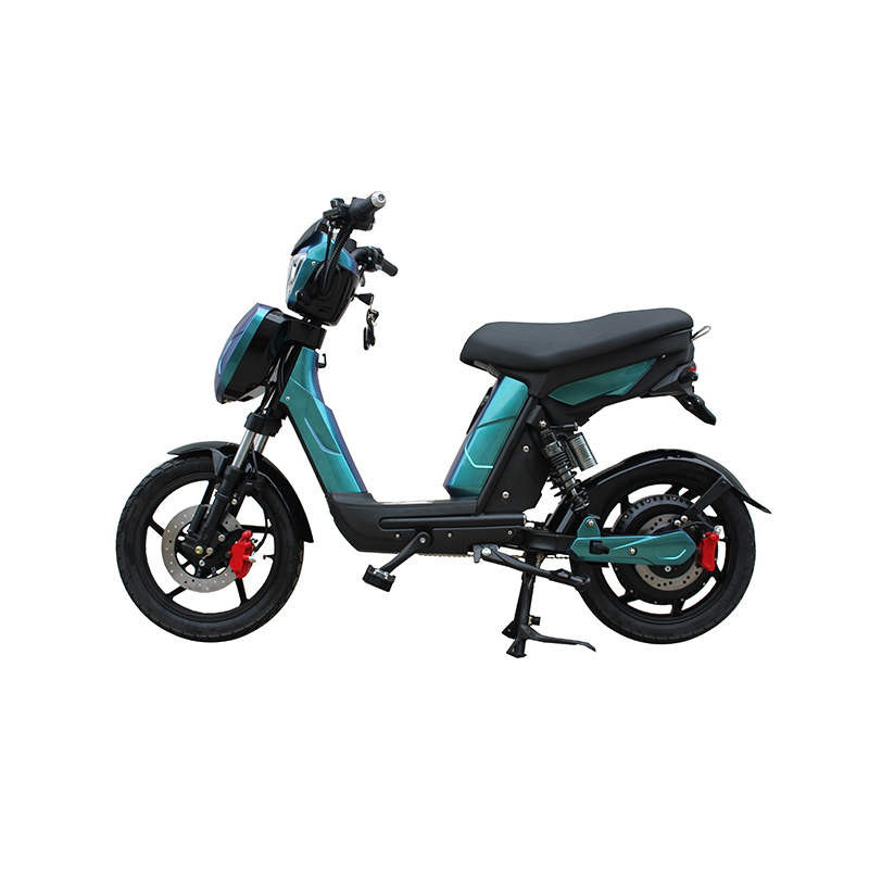 Como o sistema de suspensão da scooter elétrica (simples vs. dupla) se compara aos modelos concorrentes em termos de conforto em terrenos irregulares?